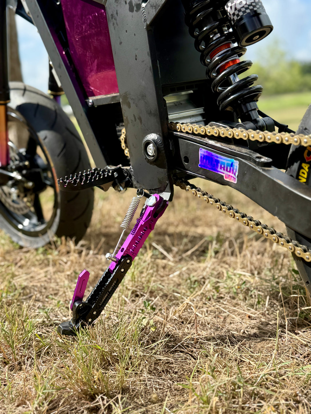 Close-up of Tuttio Soleil 01 Kickstand chain and sprocket with a digital display on a grassy background
